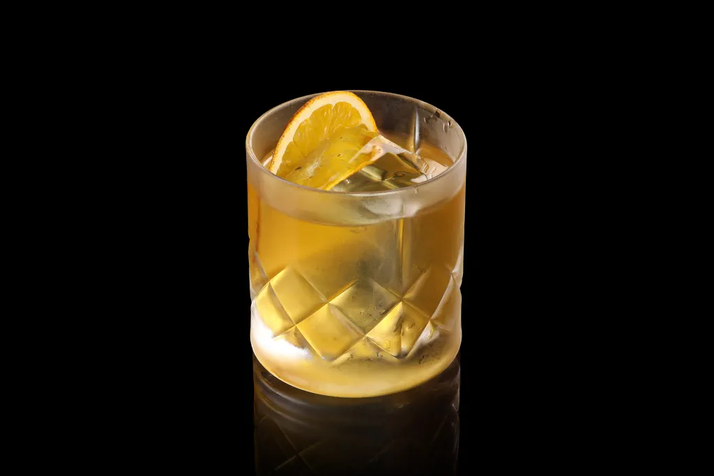 Bee My Negoni lifestyle image