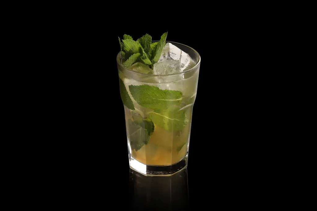 Golden Mojito lifestyle image