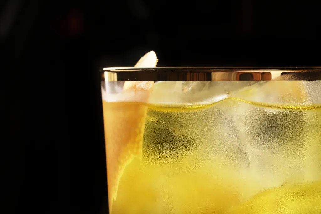Gold Negroni lifestyle image